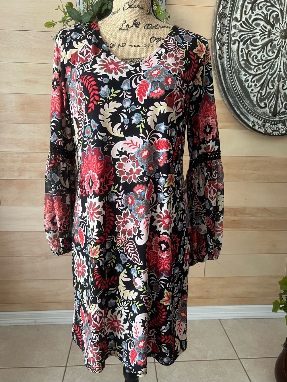 Westport Black Floral Bell-Sleeve Shift Dress with Red & Cream Accents Size Smal